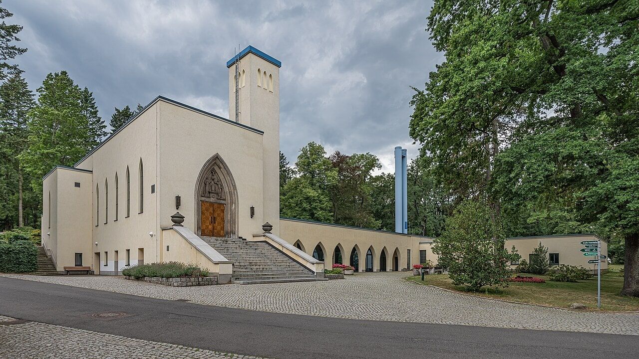 Feierhalle und Krematorium auf Neuer Friedhof Potsdam